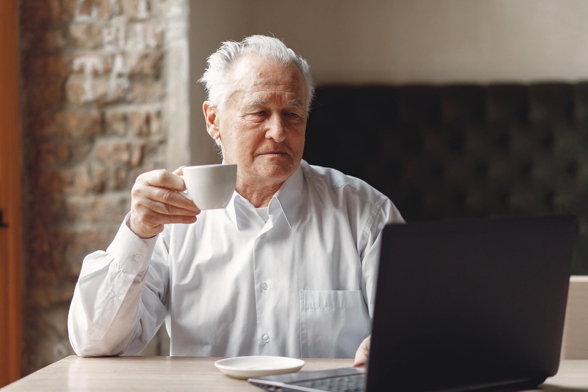 Man ordering mobile hair services online